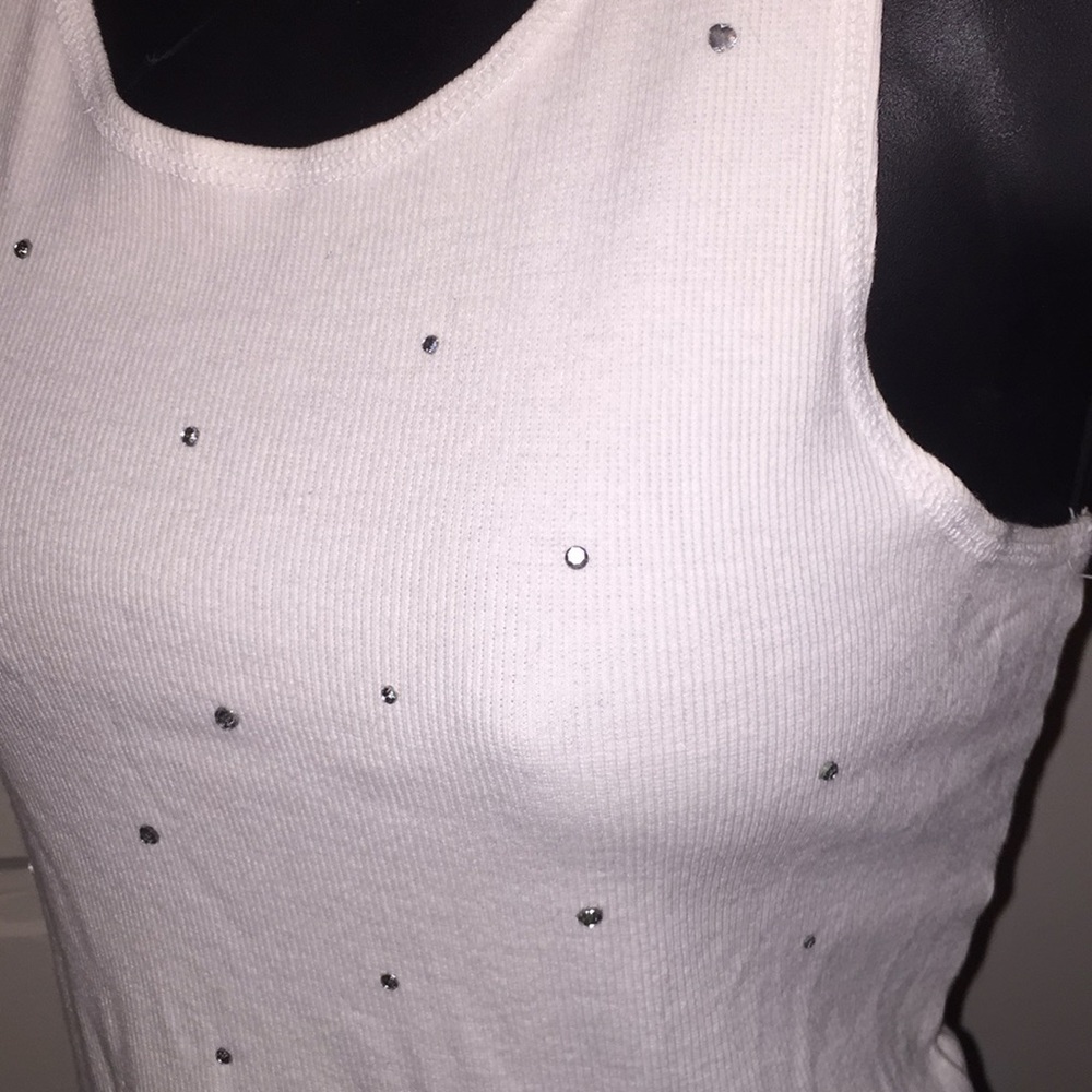 Not your basic tank top - Picture 2 of 4
